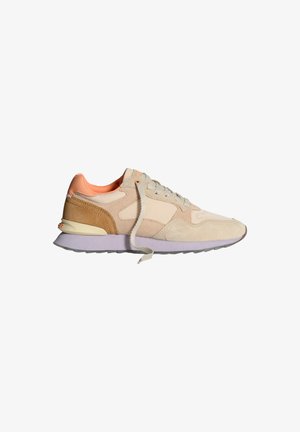 Sneaker beige e color marrone chiaro con suola lilla e interno pesca, con un laccio slacciato, vista laterale su sfondo bianco.