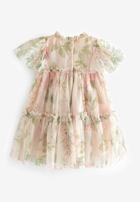 Robe florale à manches bouffantes courtes, en tissu transparent. Présente une taille froncée et une fermeture à boutons à l'arrière. Les couleurs incluent le rose et le vert.