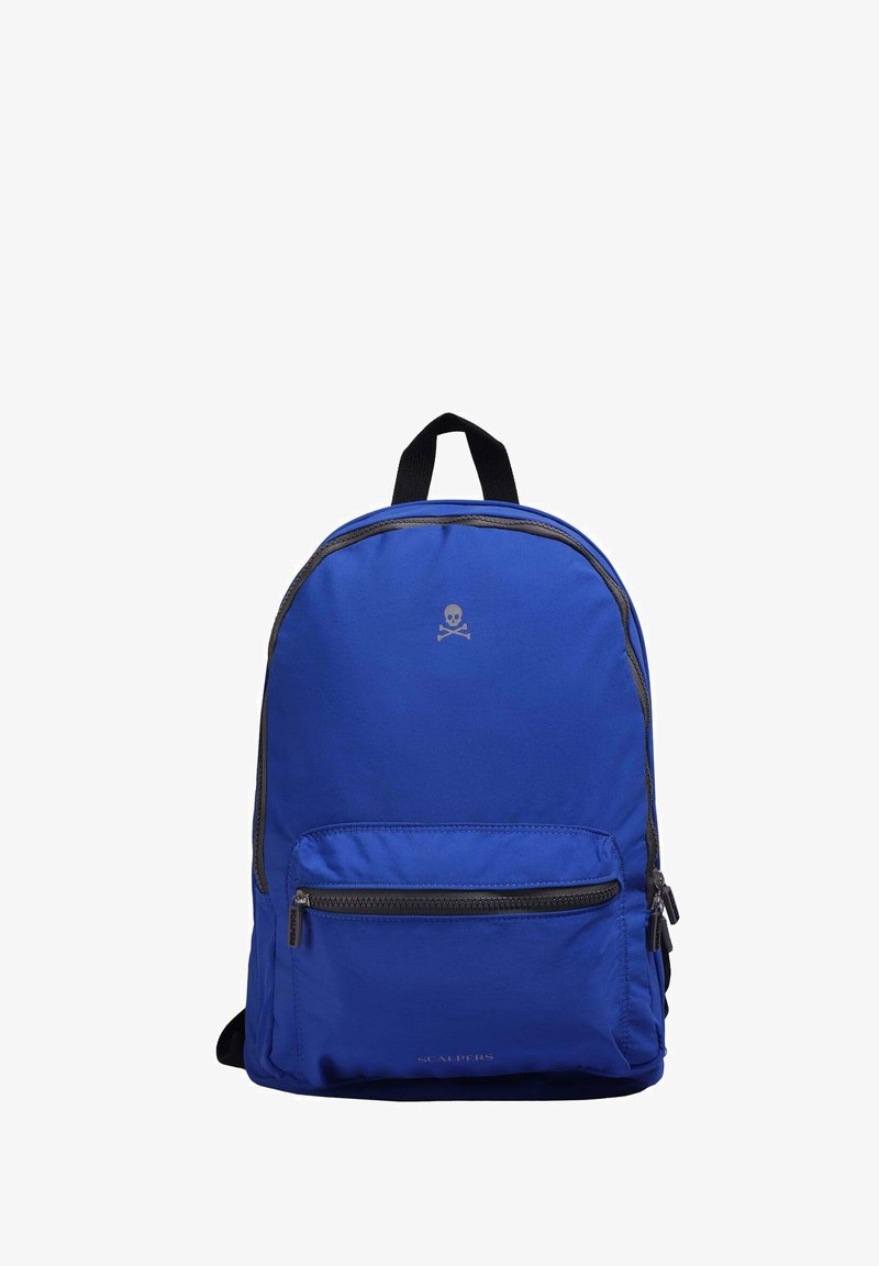 Blauwe nylon rugzak met een voorvak met ritssluiting, zwarte accenten en een doodskoplogo op het voorpaneel. Verstelbare zwarte schouderbanden.