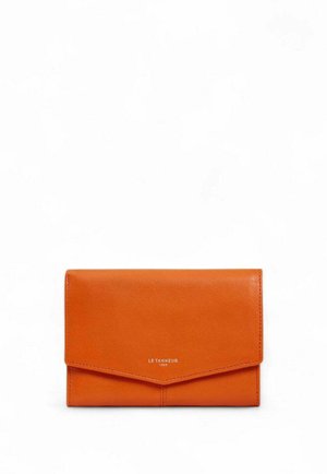 Cartera de cuero naranja con cierre de solapa triangular, detalle de logo en relieve en la parte inferior y textura suave. Forma rectangular y sencilla.