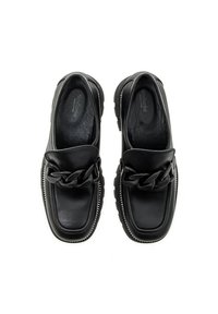 Mocasines de cuero negro con un acento de cadena, textura lisa, diseño de punta cuadrada y suela de goma; costuras en contraste a lo largo del borde.