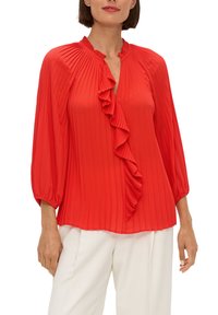 Rode geplooide blouse met een gerimpelde voorkant, ronde halslijn en lange ballonmouwen. Glad stof met een zachte textuur en gatheringdetails.