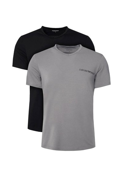 Dwie koszulki z dekoltem w serek: jedna szara i jedna czarna. Miękka bawełniana tkanina, krótkie rękawy oraz małe logo „Emporio Armani” na szarej koszulce.
