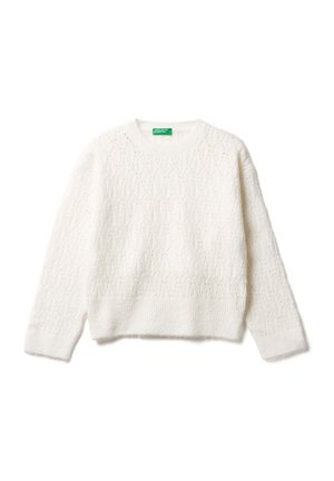 Maglione bianco lavorato a maglia con un motivo a diamante testurizzato, scollatura tonda e maniche lunghe. Presenta un orlo corto e un'etichetta verde.