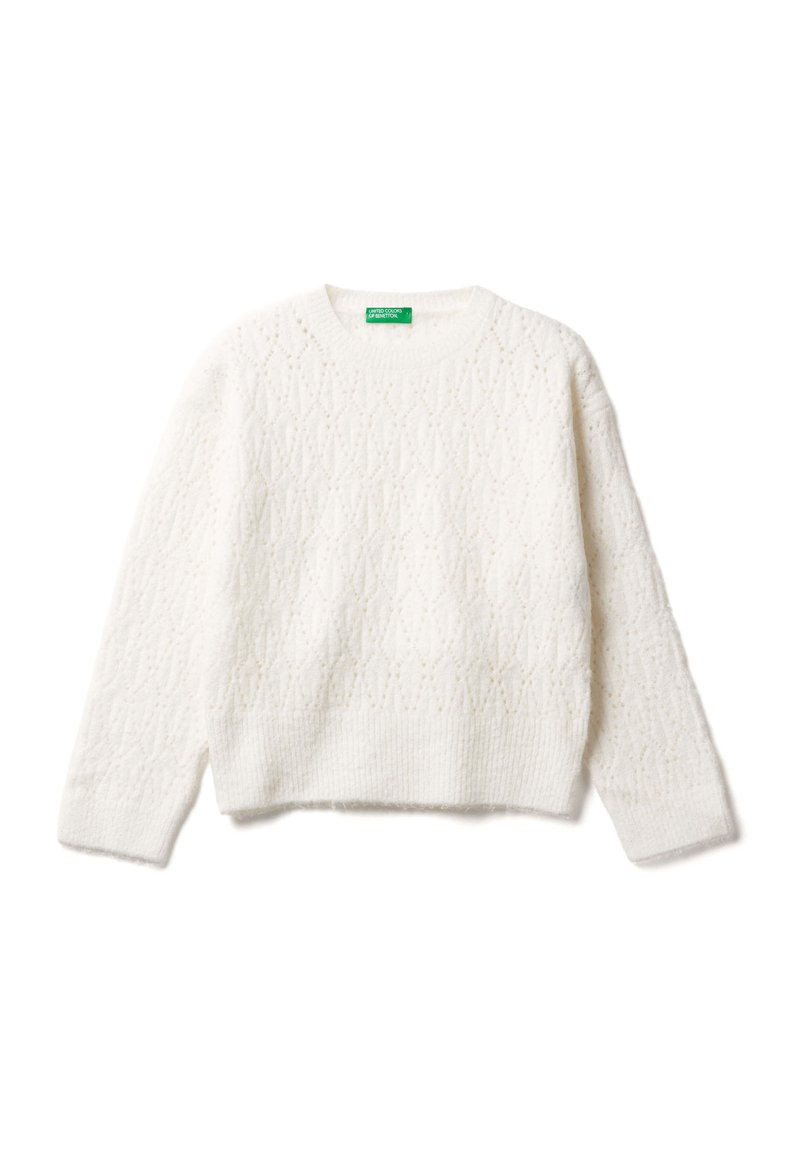 Weißer gestrickter Pullover mit strukturiertem Rautenmuster, rundem Ausschnitt und langen Ärmeln. Mit einem verkürzten Saum und einem grünen Etikett.