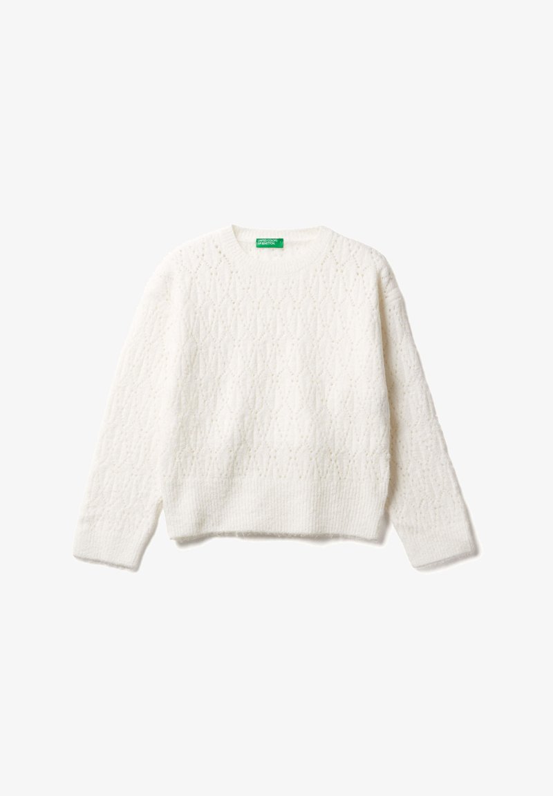 Weißer gestrickter Pullover mit strukturiertem Rautenmuster, rundem Ausschnitt und langen Ärmeln. Mit einem verkürzten Saum und einem grünen Etikett.