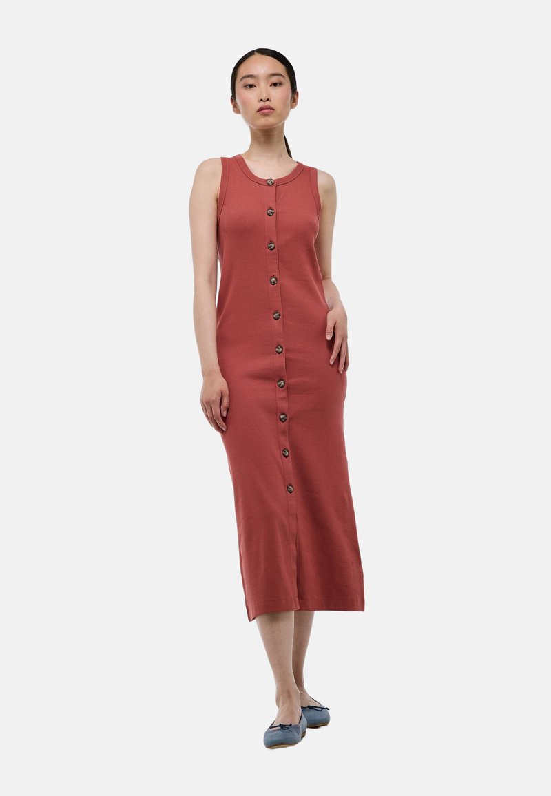 Robe midi marron à boutons, en texture côtelée, avec un col rond et sans manches, présentée avec des chaussures plates bleues.