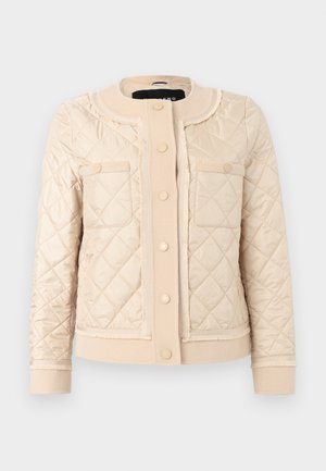 Cremefarvet quiltet jakke med rund krave, forreste trykknapper, to brystlommer samt ribstrikkede manchetter og kant.