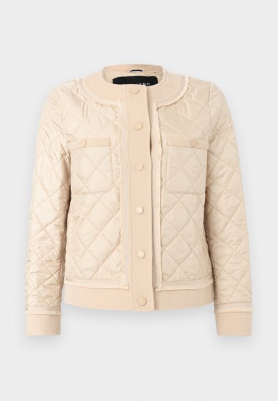 Μπουφάν κρεμ χρώματος με καπιτονέ ραφή, στρογγυλή γιακά, μπροστινά κουμπιά με κουμπώματα, δύο τσέπες στο στήθος και ελαστικές μανσέτες και τελείωμα.