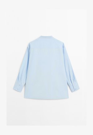 Světlomodrá košile s dlouhým rukávem vyrobená z bavlněné směsi, s límečkem, knoflíkovými manžetami a rovný střihem. Hladká textura.