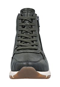 High-Top Sneaker aus dunkelgrauem Leder mit strukturiertem Finish, ausgestattet mit Schnürsenkeln, einem seitlichen Reißverschluss und einer weißen Gummisohle.
