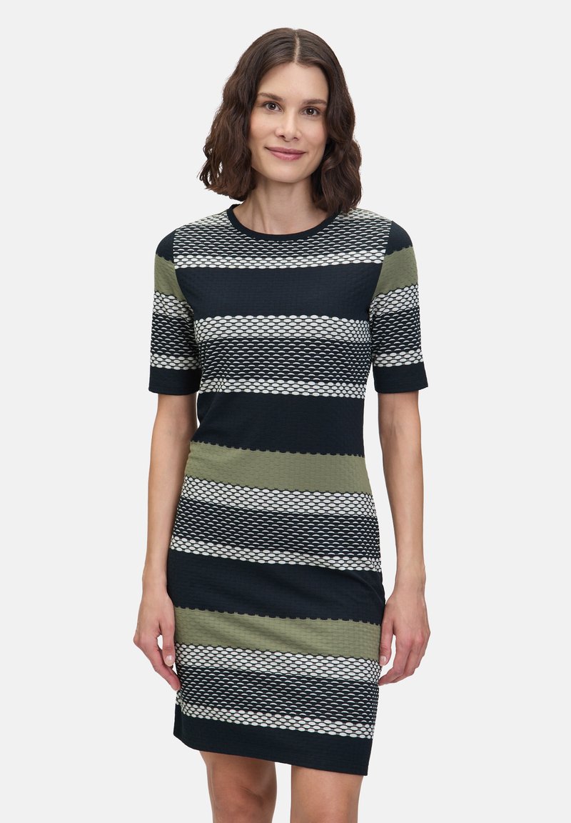 Robe en tricot à manches courtes, ornée de rayures horizontales en marine, olive et blanc avec un motif texturé et des bords en dentelle.