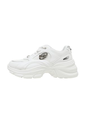Biały masywny sneaker z grubą podeszwą, panelami z siateczki i skóry oraz srebrnym logo "Buffalo" po bokach.