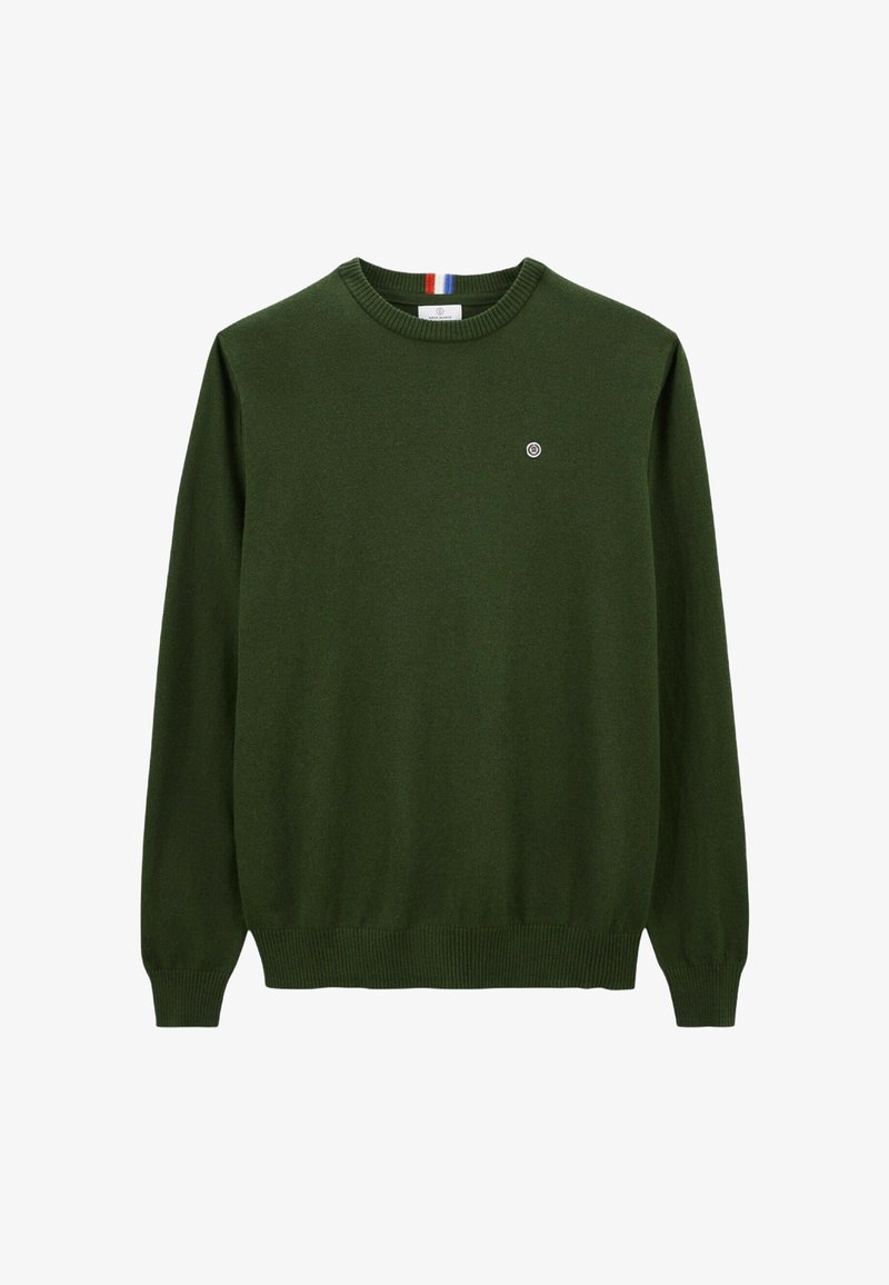 Pull en laine vert tricoté avec un col ras du cou, des poignets et un ourlet côtelés. Petit logo centré sur la poitrine et une étiquette multicolore dans le col.