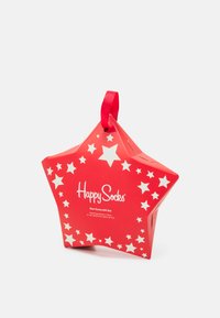 Rød stjernesformet gaveæske med hvide stjernemønstre, udstyret med et hængende bånd og "Happy Socks" branding. Indeholder herrecrew-sokker.