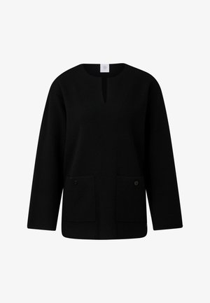 Zwarte trui met lange mouwen, ronde hals met een inkeping en twee voorzakken met knopen, afgebeeld tegen een witte achtergrond.