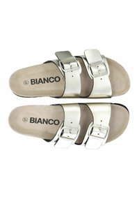 Silverfärgade sandaler med två justerbara spännen, en formad sula och en texturerad innersula. Märket "BIANCO" synligt på sulan. Storlek 37.