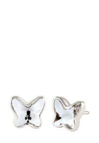 Klara, kristallformade örhängen i form av fjärilar med en silverfärgad metallsättning, med fasetterade ytor och släta kanter.