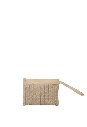 Pequeño bolso de mano tejido beige con borde superior de cuero, cierre de cremallera y correa para la muñeca adjunta sobre fondo blanco.