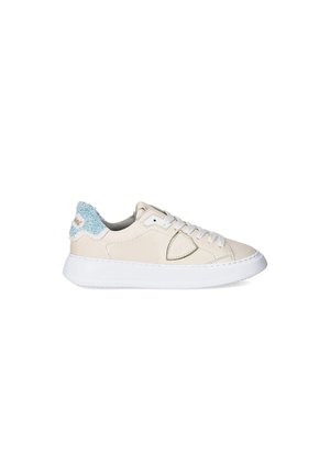Sneakers in pelle beige con un'accensione blu testurizzata sul tallone, suola bianca piatta, punta rotonda e design con lacci frontali.