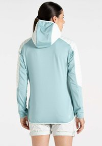 Helles blaues Sportjacke mit Kapuze, ausgestattet mit strukturieren weißen gesteppte Schulterakzenten. Lange Ärmel und eine lockere Passform.