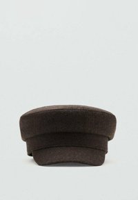 Bruine wolpet met een platte bovenkant, brede rand en gestructureerd ontwerp, met een gladde textuur en minimale hardwaredetails.