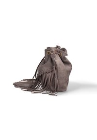 Borsa a secchio in suede grigio con dettagli a frange, chiusura con cordoncino e occhielli dorati; texture liscia e forma arrotondata.