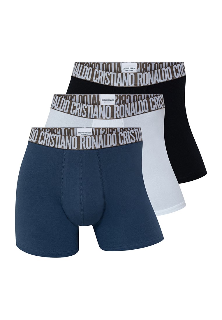Trois paires de boxers : bleu marine, blanc et noir, avec une ceinture élastique de marque portant "Cristiano Ronaldo" en lettres marron.
