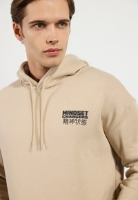 Pier One Športni pulover - tan