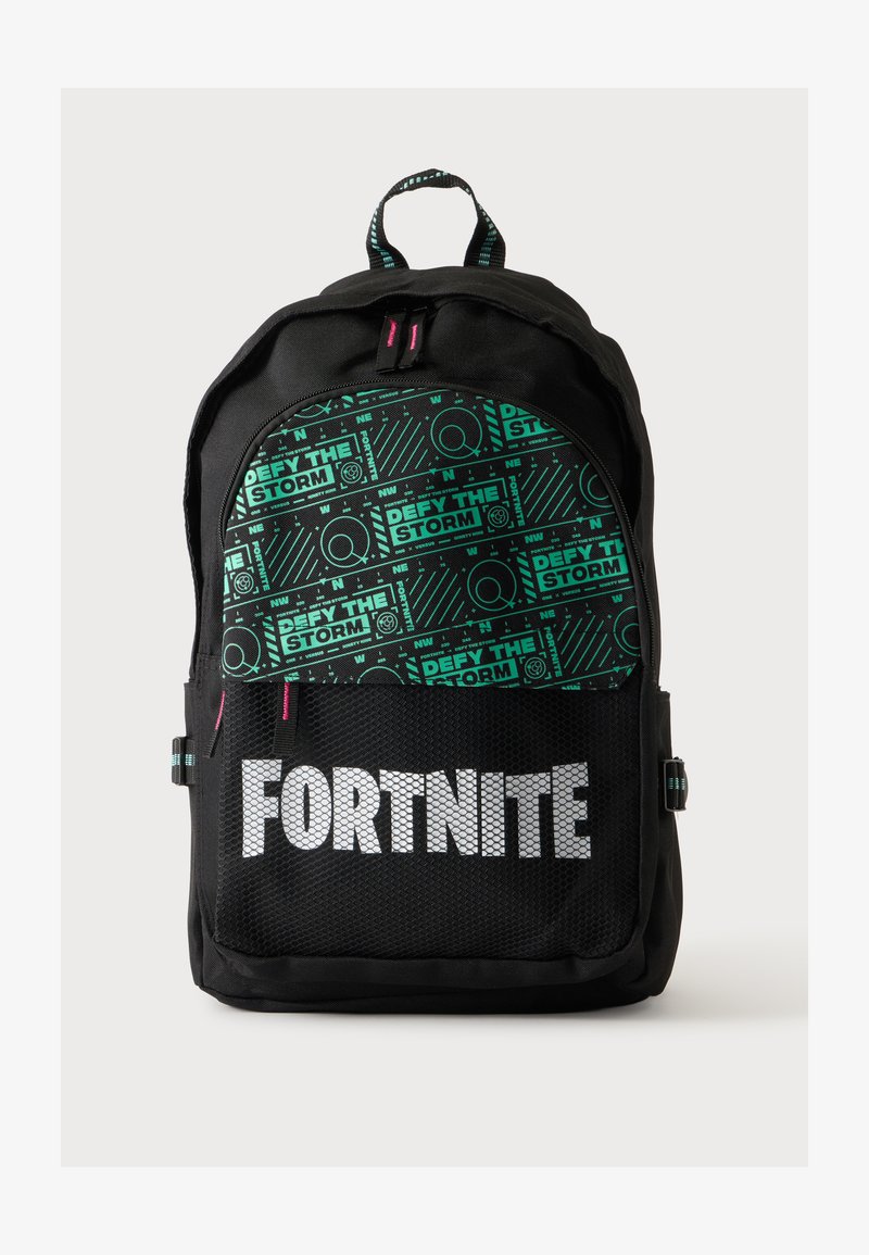 Μαύρο σακίδιο Fortnite με μπροστινή τσέπη από δίχτυ, πράσινο μοτίβο πυξίδας στο πάνω μέρος και σχεδιασμό κειμένου "DEFY THE STORM".