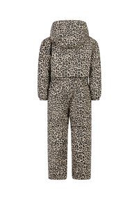 Beige en zwarte leopardprint gewatteerde skipak voor kinderen met capuchon, elastische taille en elastische manchetten, gezien van achteren.