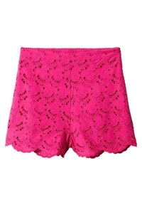 Růžové krajkové kraťasy s vlnkovým lemem, květinovým vystřiženým vzorem a strukturovanou látkou. Středně vysoký pas bez viditelných zapínání.