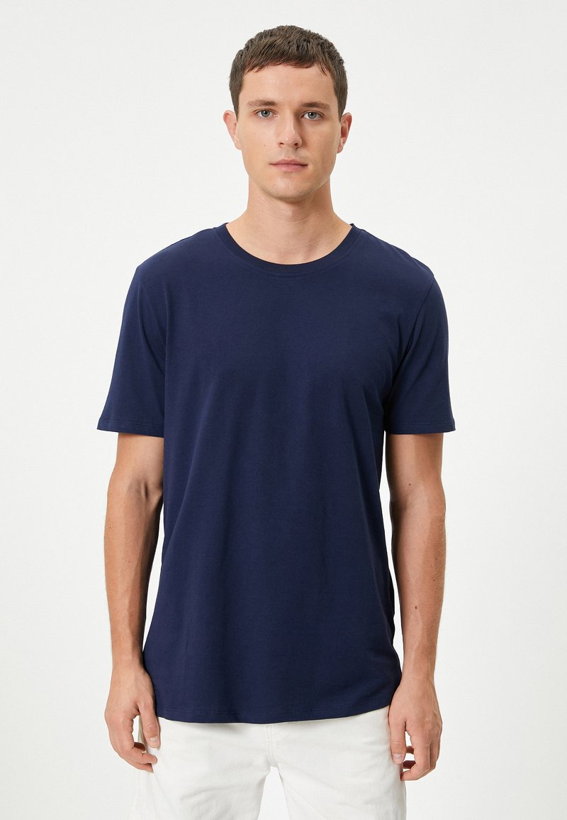 Mörkblå t-shirt med kort ärm i mjuk bomull, med en klassisk rund halsringning och rak nederkant utan synliga mönster eller detaljer.