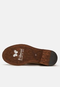 Suela de zapato de madera marrón con superficie texturizada, que presenta el logo de la marca "Tehmani" y el tamaño "37" impresos en blanco. Punta del tacón negra y lisa.