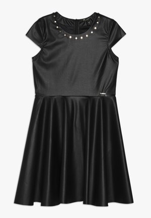 Vestido corto de manga corta en cuero sintético negro con escote redondo, adornado con remaches plateados y falda acampanada.