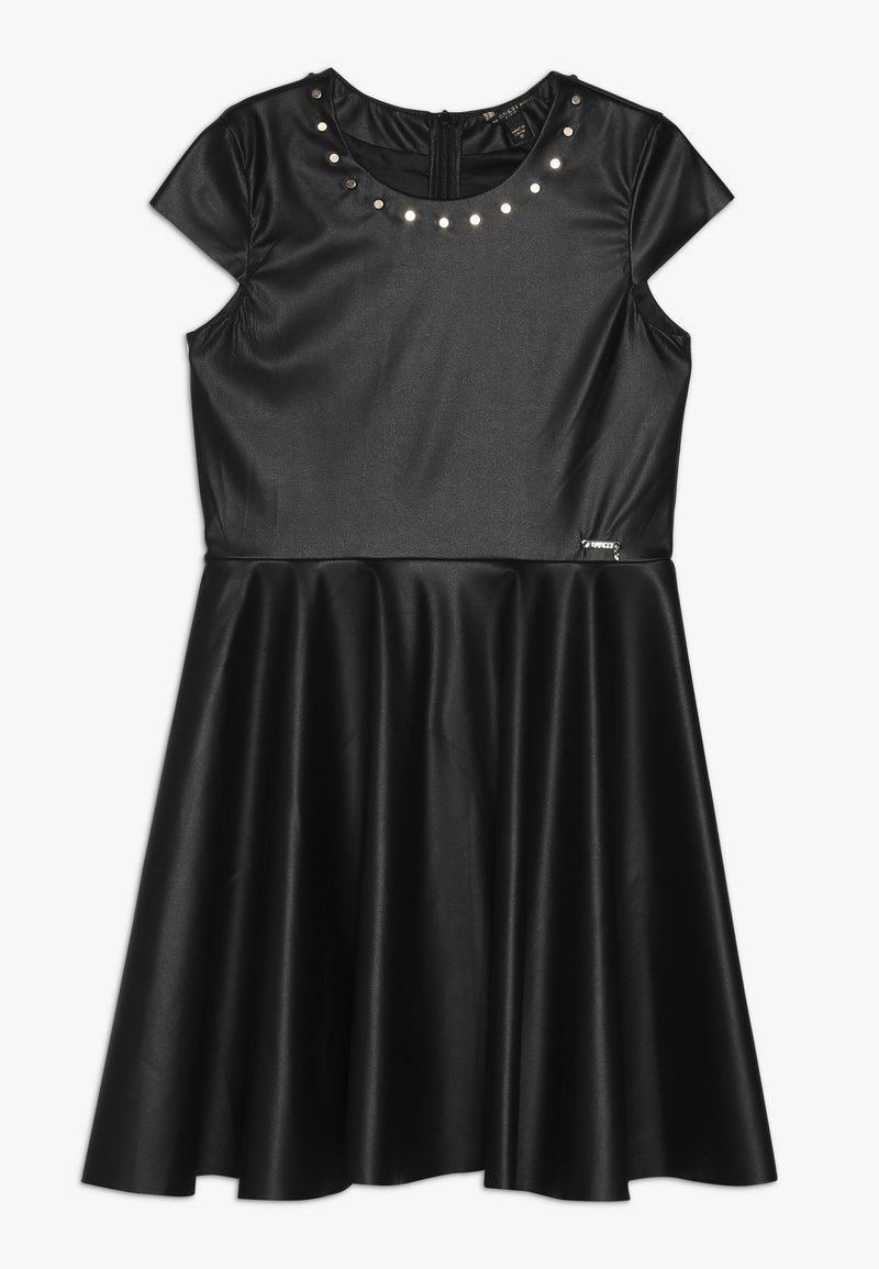 Robe courte à manches courtes en similicuir noir avec encolure ronde ornée de clous argentés et jupe évasée.