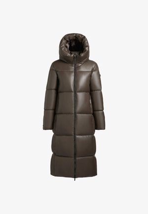 Geacă puf în brun închis, cu un finisaj lucios și neted. Prezintă un fermoar pe toată lungimea, o glugă mare și un design quiltuit cu segmente rectangulare.