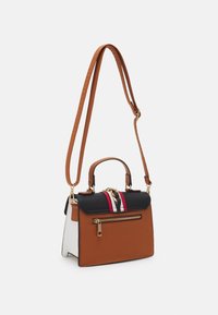 Hnědá, černá a bílá kabelka s červenými a bílými pruhy, zlatým zipem, horním madlem a dlouhým nastavitelným ramenním popruhem.