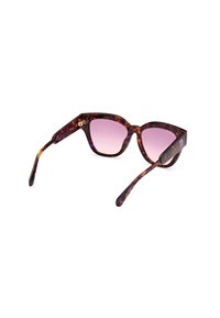 Gafas de sol de ojo de gato con un patrón de carey, lentes morados degradados y montura de plástico suave. Las puntas anguladas realzan el diseño moderno.