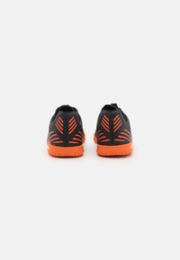 Umbro TOCCO IV CLUB IC - Saalijalgpalli saapad - black/white/dragon fire