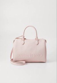 Ρόζ δερμάτινη τσάντα χειρός με ανάγλυφο λογότυπο "VALENTINO", διπλές λαβές και αποσπώμενο λουρί ώμου. Λείος υφή, στρογγυλεμένο σχήμα, χρυσές λεπτομέρειες.