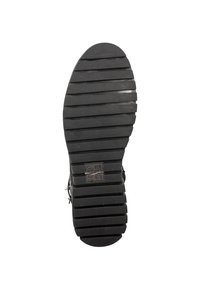 Czarna gumowa podeszwa buta z poziomymi rowkami, teksturowanym wykończeniem i prostokątnym logo w pobliżu pięty.