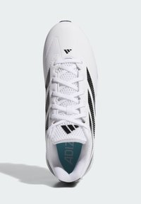 Bijela atletska tenisica s crnim trakama, mrežastim gornjim dijelom i oblazinom na jeziku. Unutrašnjost sadrži zeleni uložak označen "ADIZ". Teksturirana podloga.