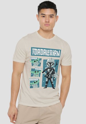 FATHER RETRO DADALORIAN AND GROGU - Print T-shirt - off-white