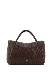 Braune geflochtene Lederhandtasche mit runder Form, doppelten Griffen und dezentem goldenen Logo-Detail. Die strukturierte Oberfläche fügt Dimension hinzu.