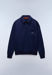 Μακρυμάνικο πόλο σε ναυτικό μπλε χρώμα με πλακέτα δύο κουμπιών, τσέπη στο στήθος με το λογότυπο "NAPA" και ριμπ μανσέτες και τελείωμα.