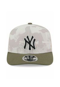 Schwarzes New York Yankees-Logo auf einer weißen Camo-Muster-Kappe mit einem olivgrünen Schirm. Hat ein strukturiertes Design und eine verstellbare Snapback.
