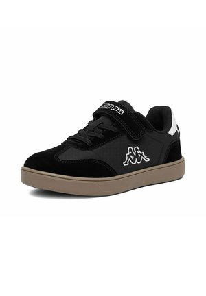 Zwarte lage sneaker met beige zool, veters en klittenbandsluiting, met een wit logo en hiel detail.