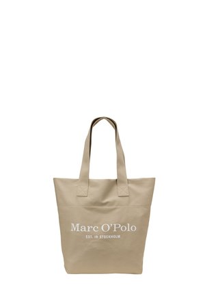 Beżowa torba na ramię z dwoma paskami i białym napisem "Marc O’Polo EST. IN STOCKHOLM" z przodu.