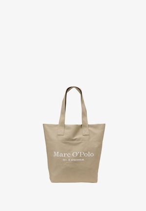 Beigefarbene Tragetasche mit zwei Schulterriemen und weißem „Marc O’Polo EST. IN STOCKHOLM“-Schriftzug auf der Vorderseite.
